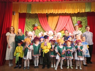 Общее фото участников отчётного концерта детских творческих коллективов "Мир, в котором мы живём" в ДК пос.Гаврилово